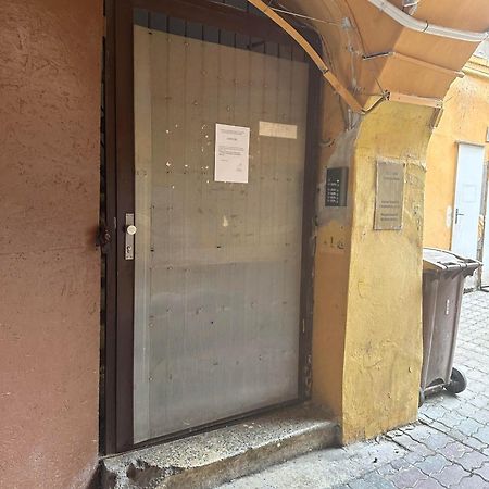 A Private Room In City Center In Братислава Екстериор снимка