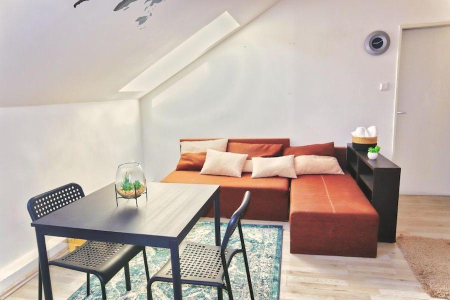 A Private Room In City Center In Братислава Екстериор снимка